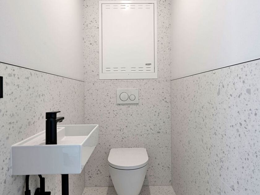 separates WC mit Handwaschbecken