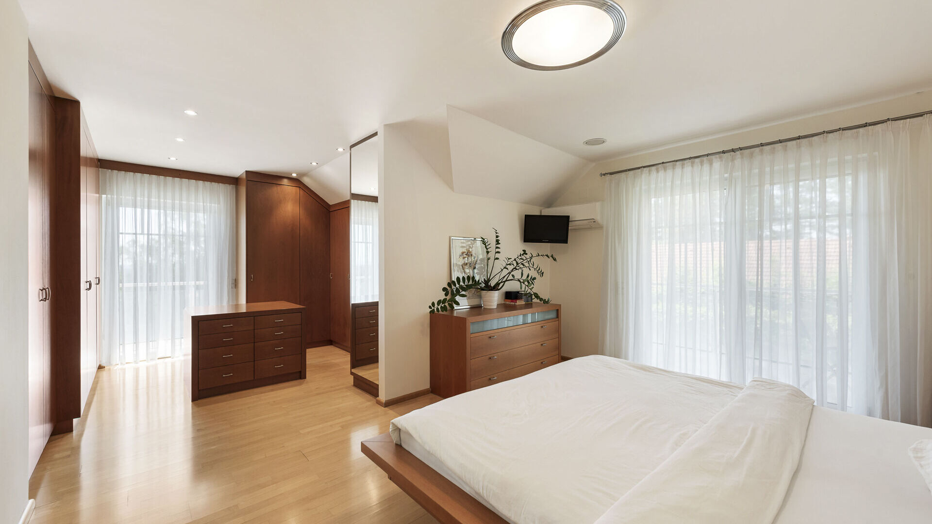 Schlafzimmer mit Schrankraumbereich