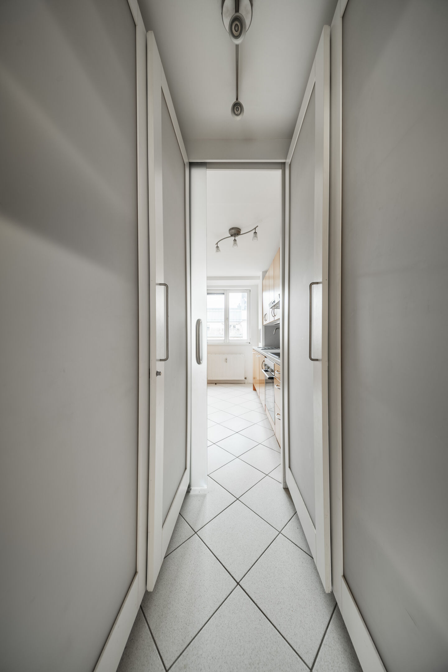 Durchgang mit Schrank