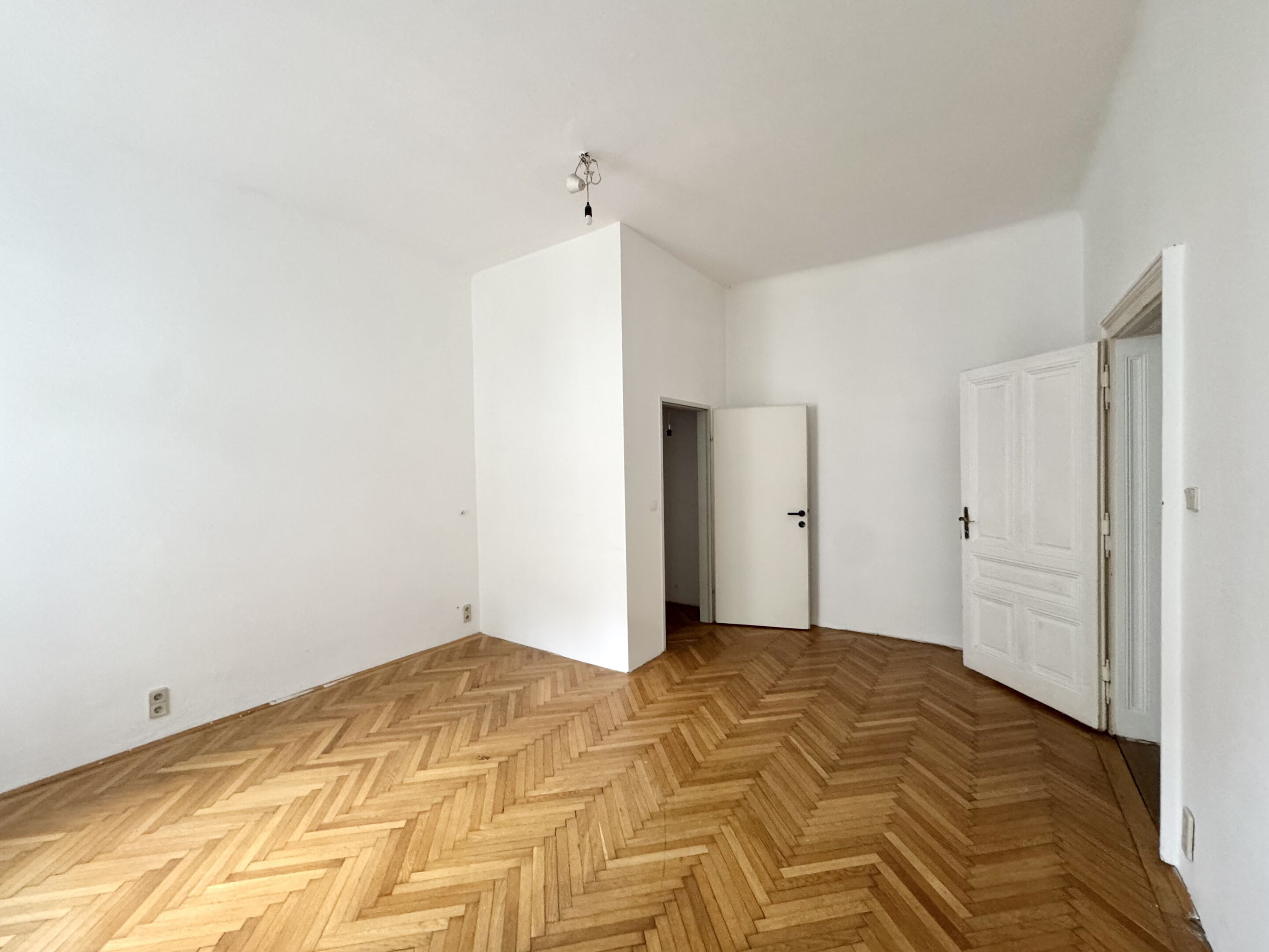 Schlafzimmer mit Schrankraum