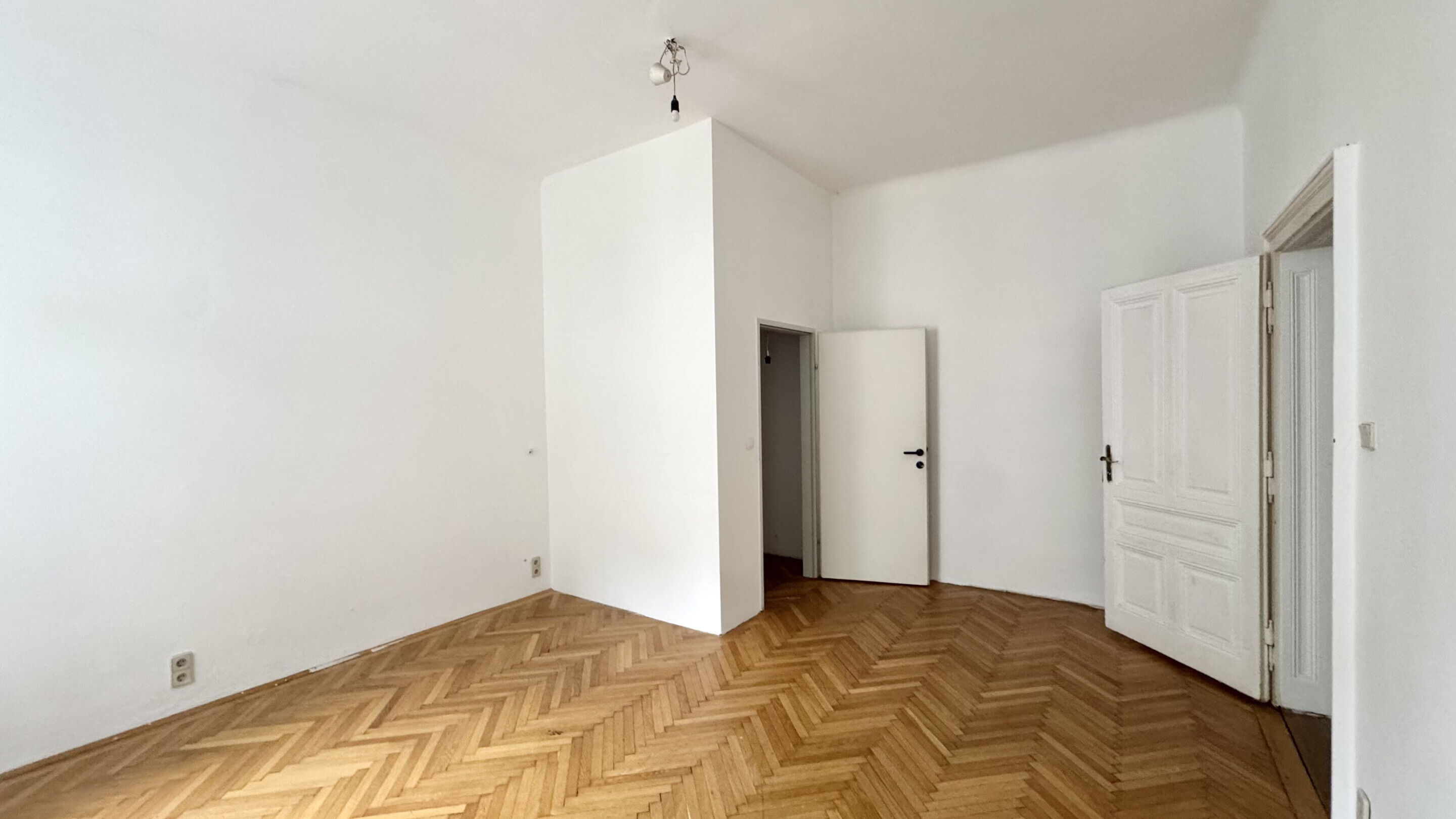 Schlafzimmer mit Schrankraum