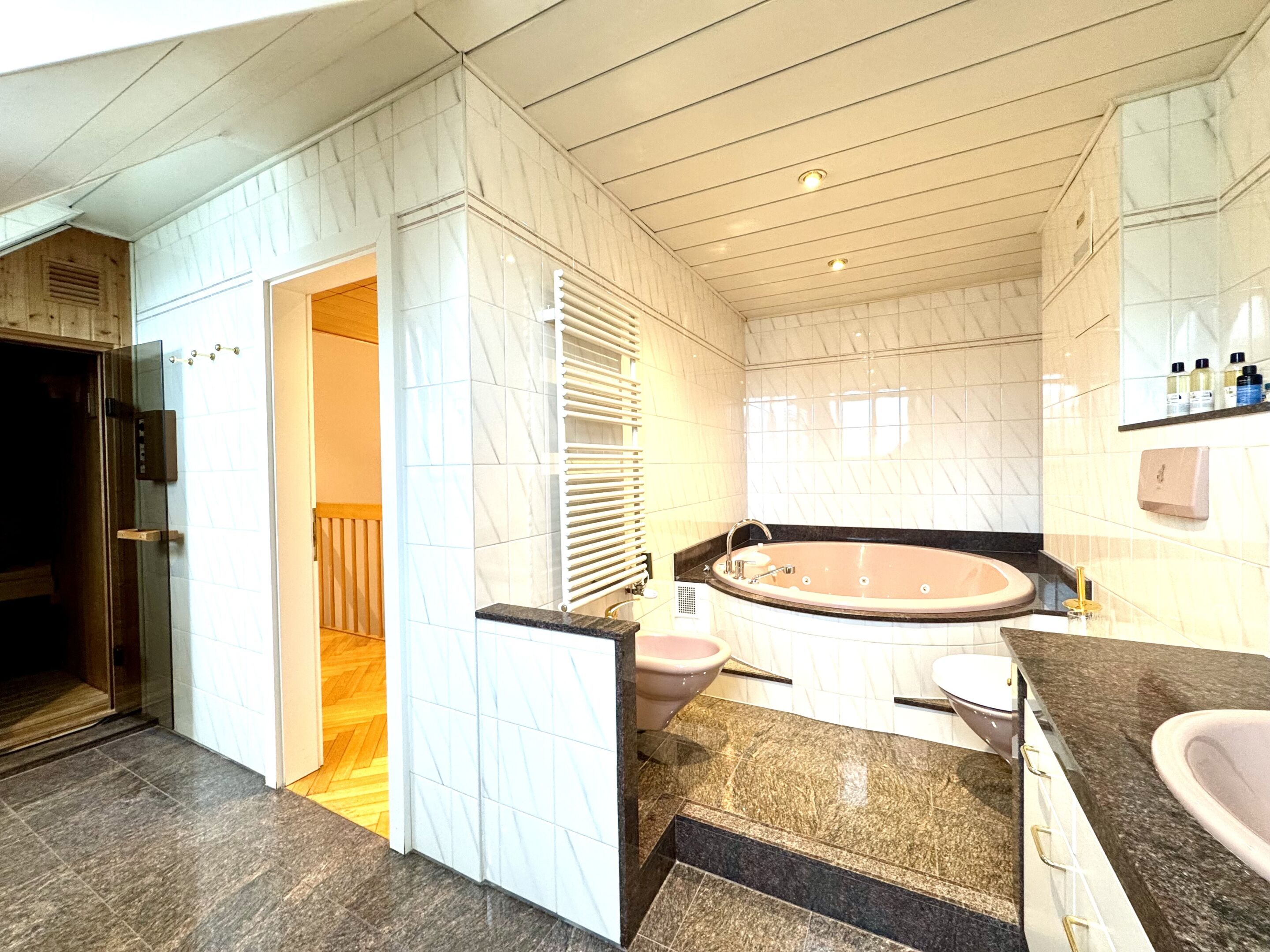 Badezimmer mit Wanne