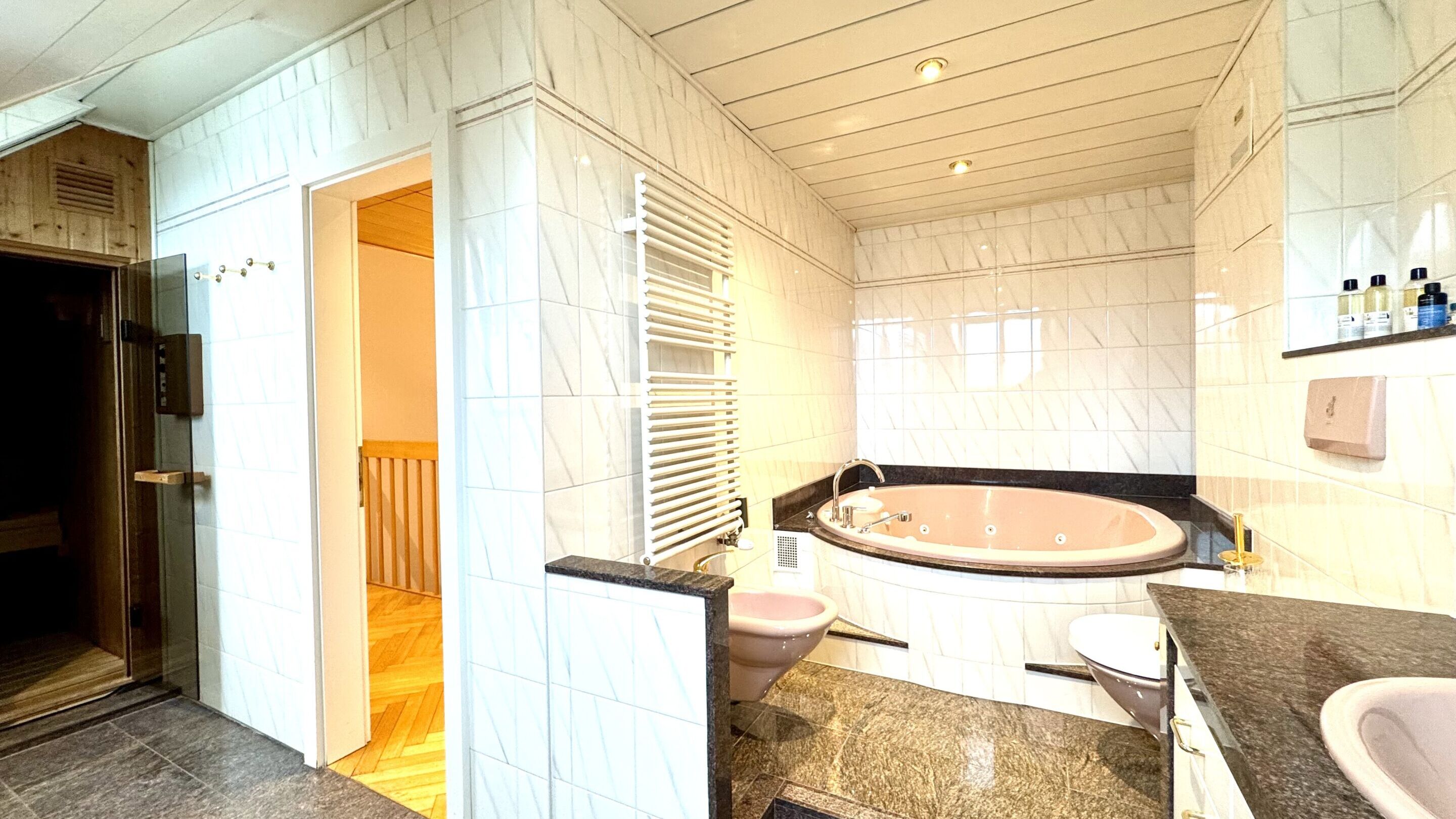 Badezimmer mit Wanne