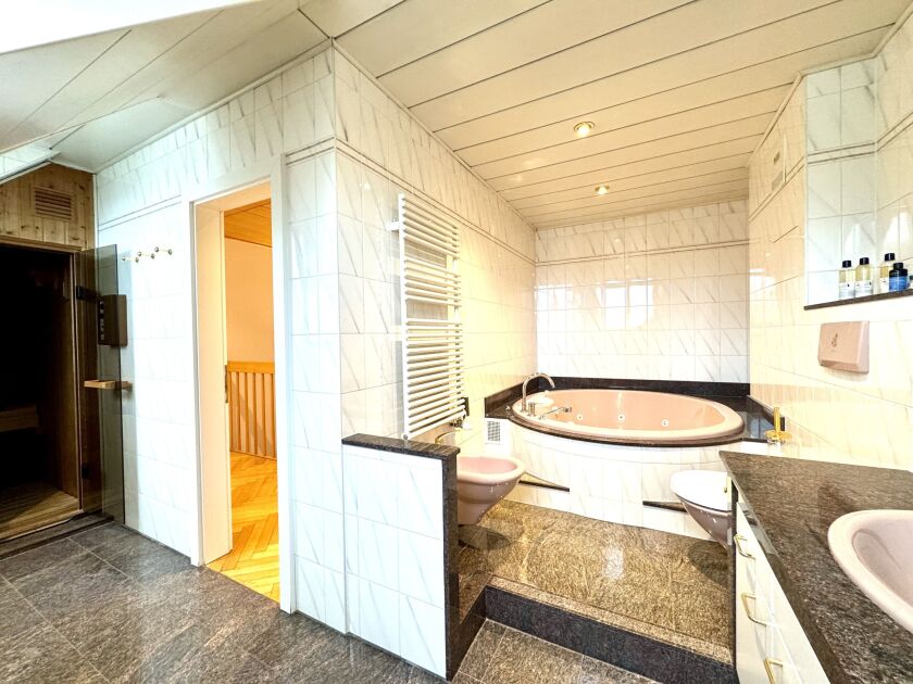 Badezimmer mit Wanne