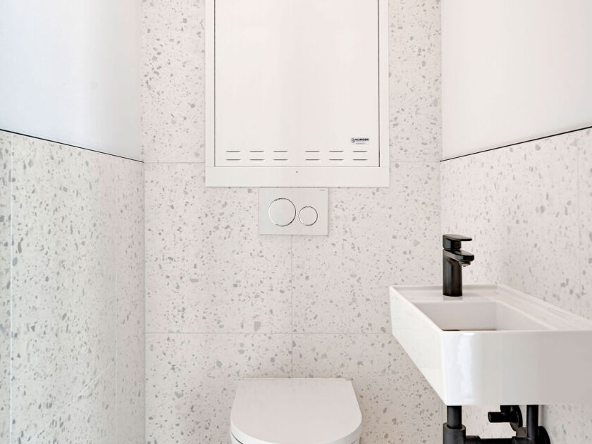 separates WC mit Handwaschbecken