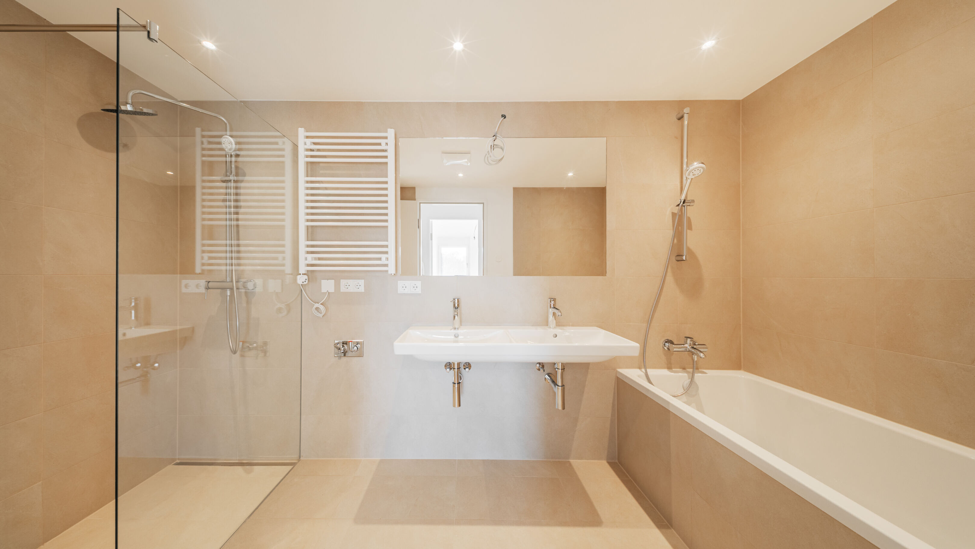 Bad mit Dusche und Wanne