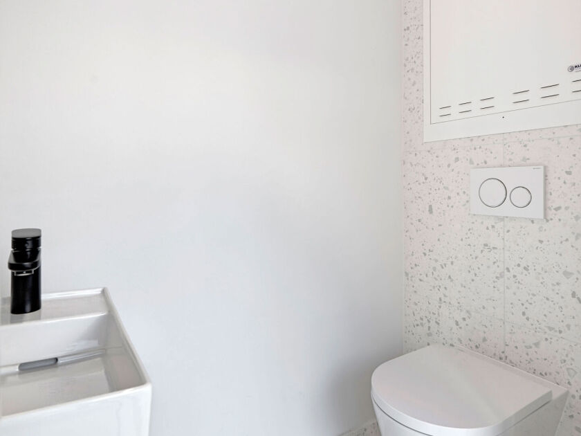separates WC mit Handwaschbecken