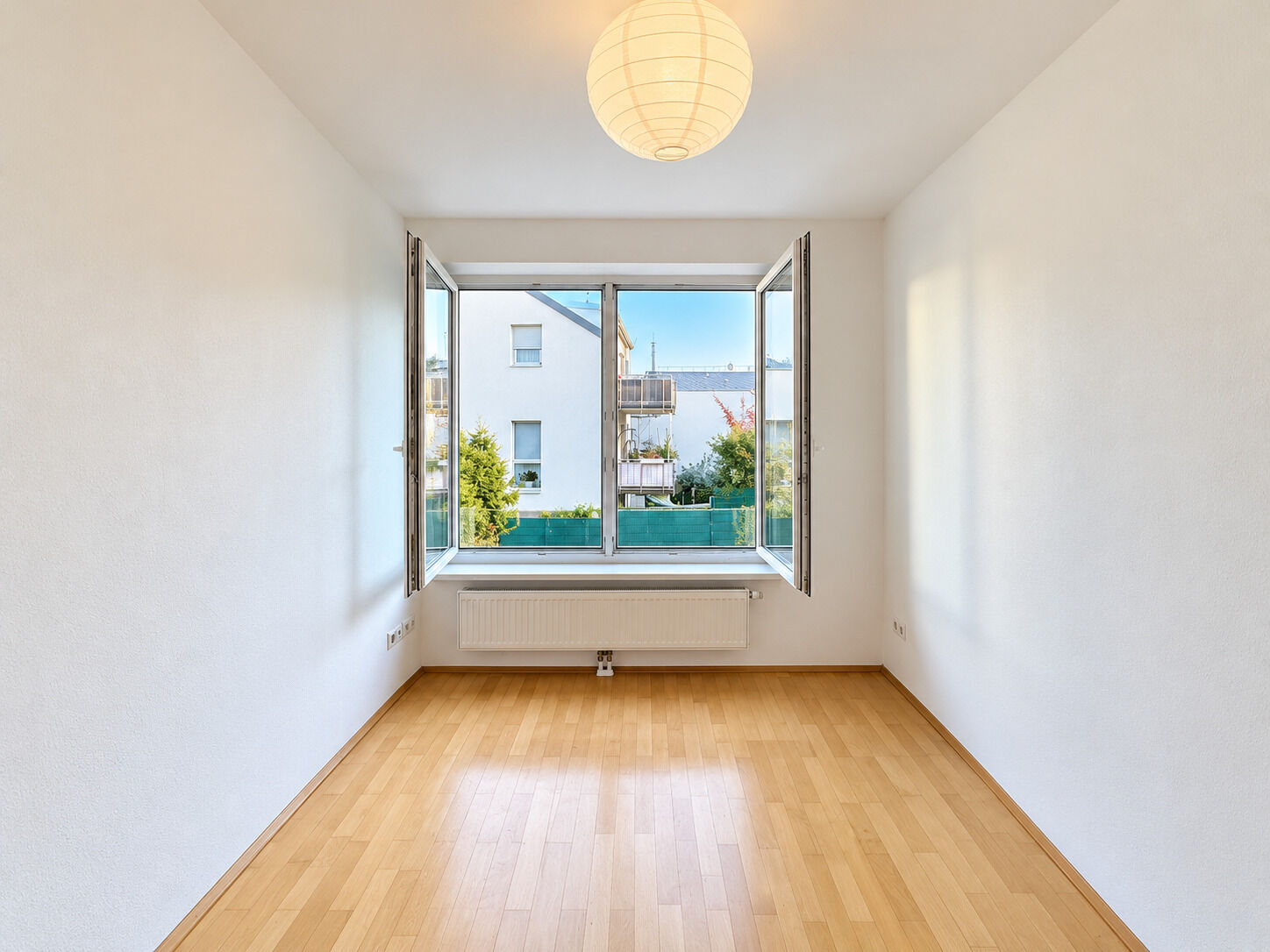 Heller Raum mit offenem Fenster