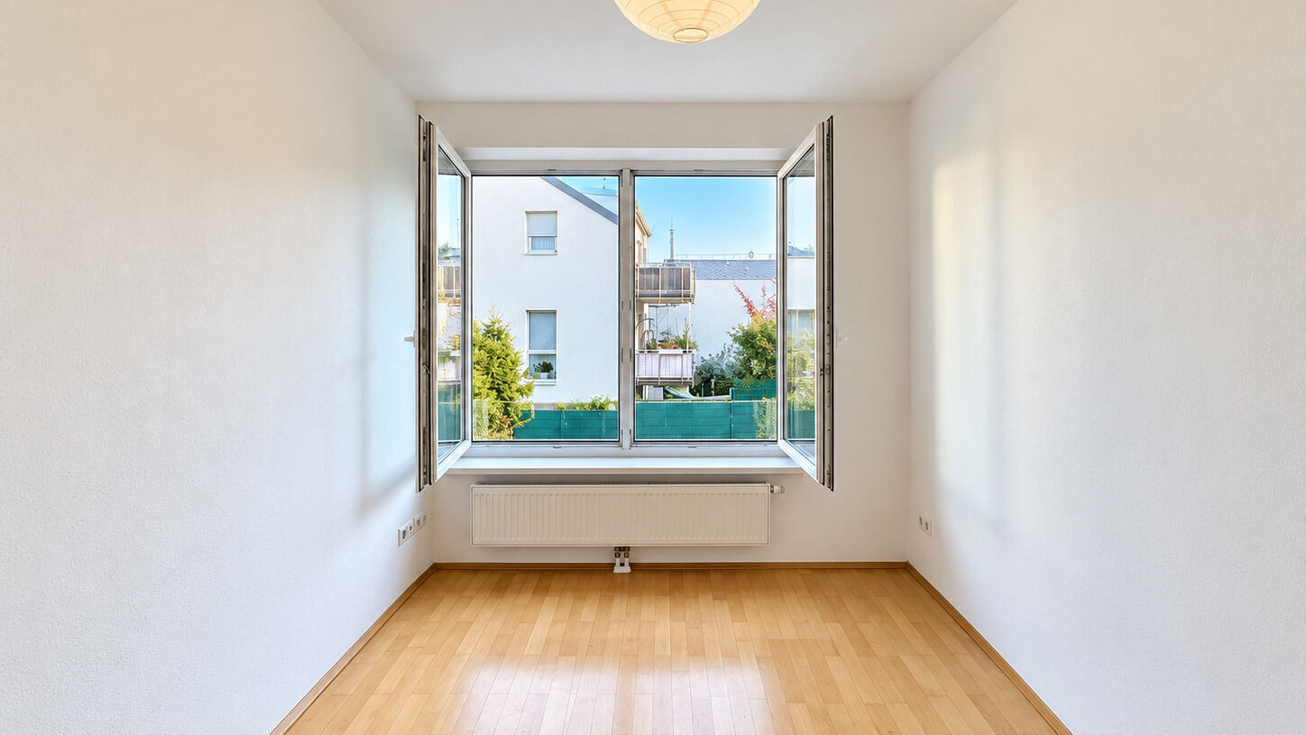 Heller Raum mit offenem Fenster