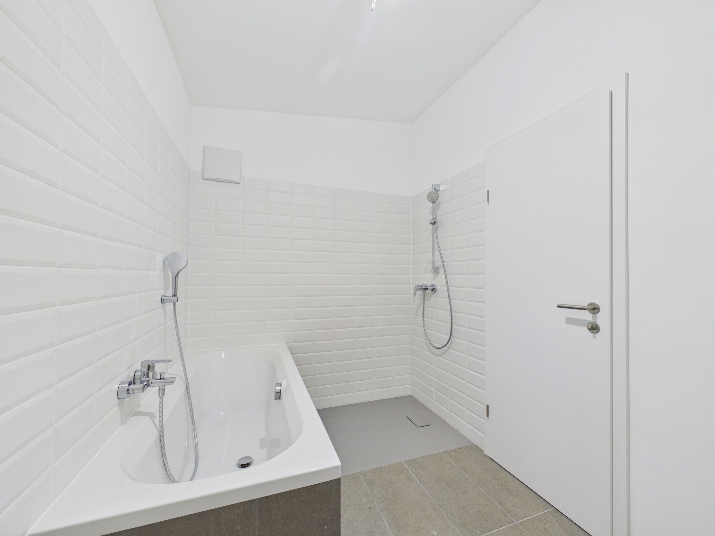 Bad mit Badewanne & Dusche
