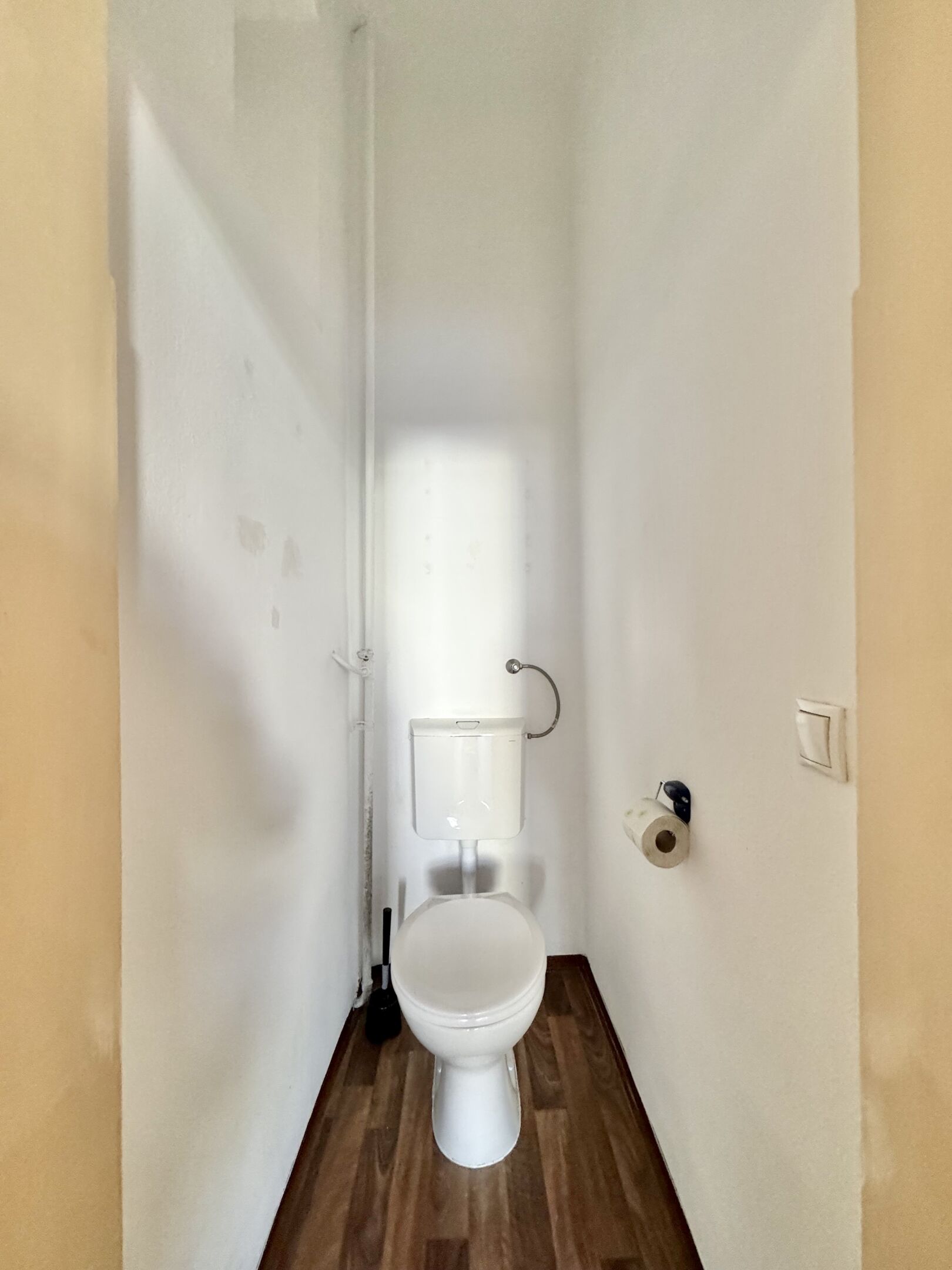 separates WC