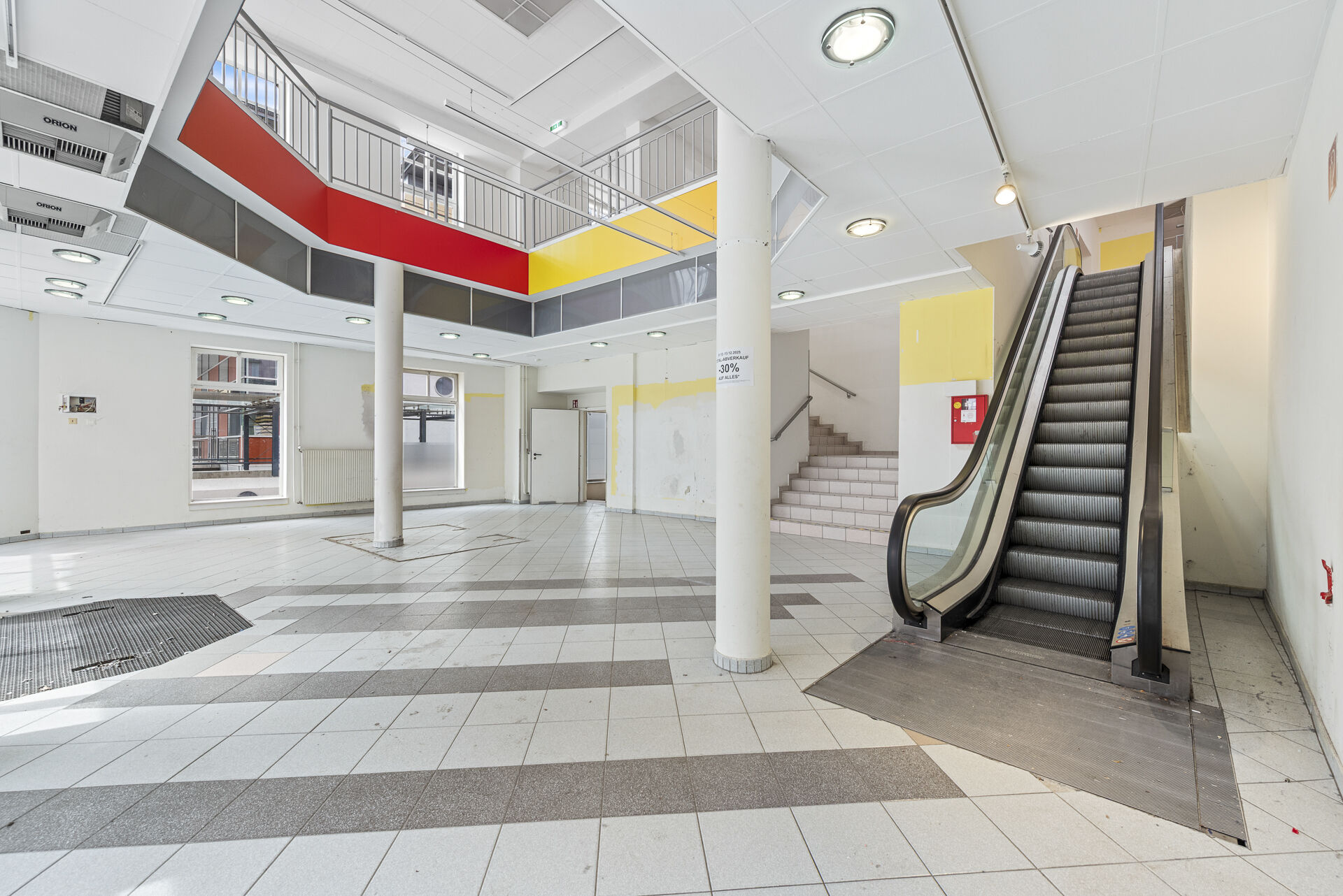 Erdgeschoß | Eingangsbereich | Rolltreppe und Stiegenhaus