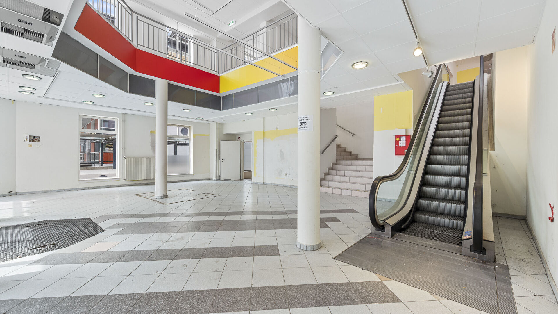 Erdgeschoß | Eingangsbereich | Rolltreppe und Stiegenhaus