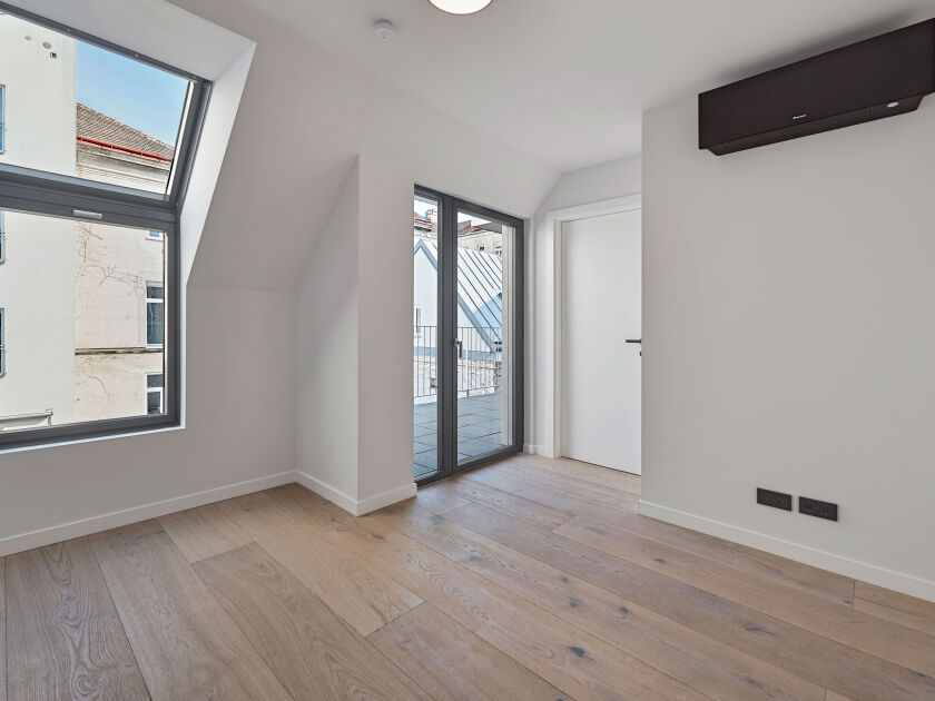 hofseitiges Schlafzimmer mit Terrassenzugang