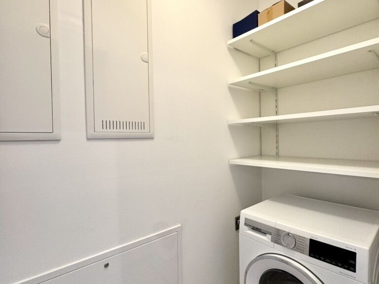 Abstellraum mit Waschmaschinenanschluss
