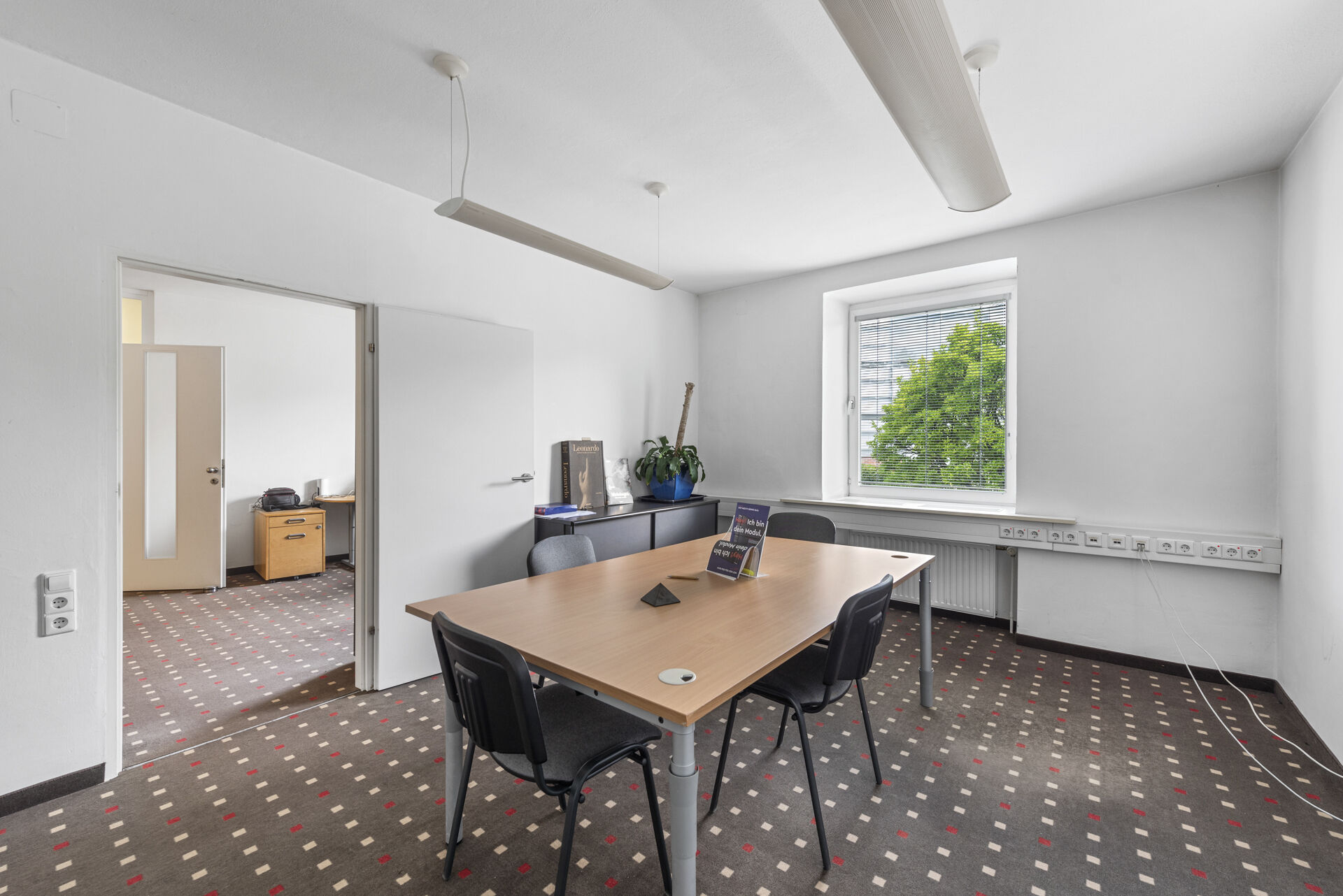Besprechungszimmer neben Chef-Büro