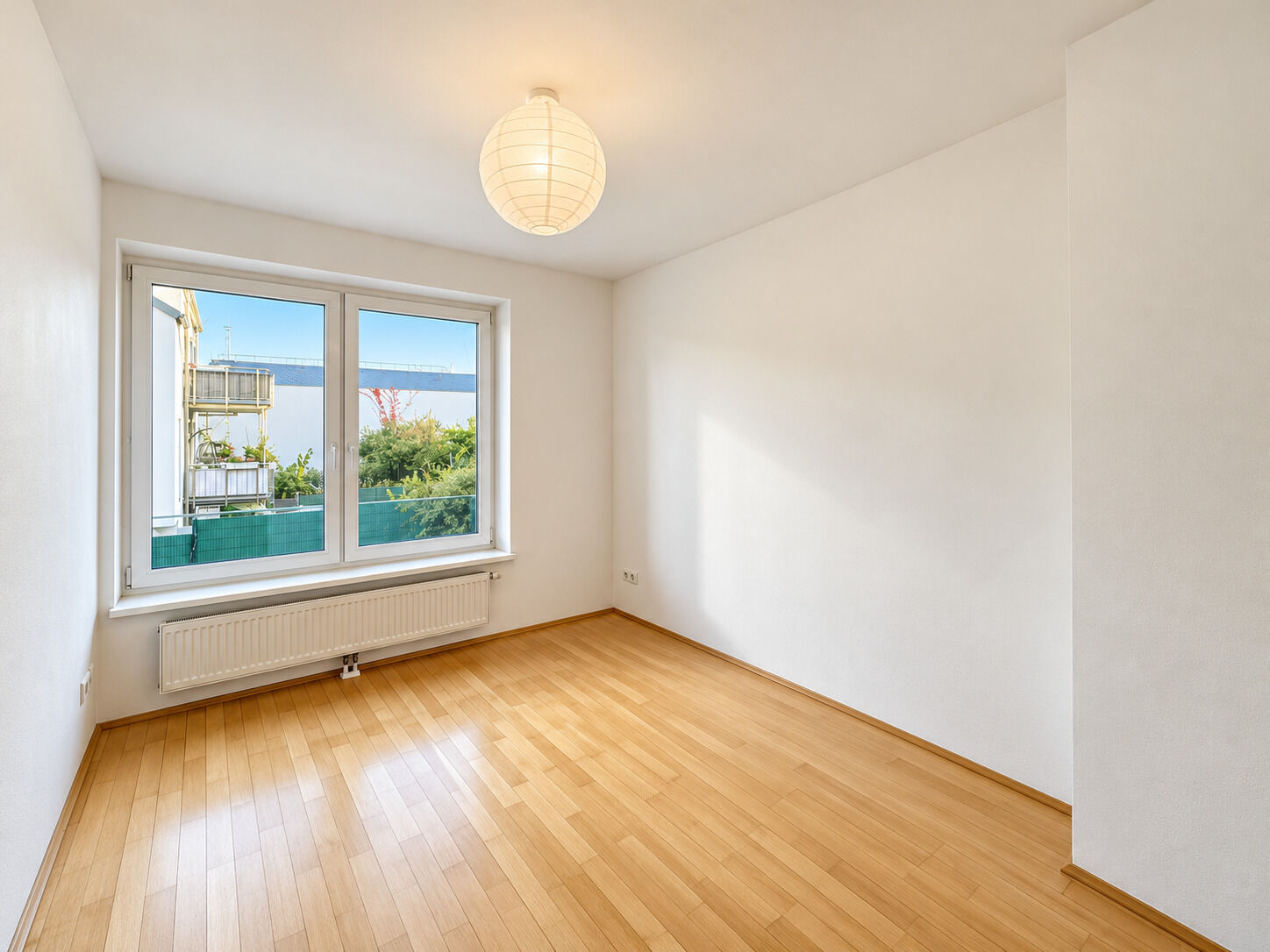 Heller leerer Raum mit Fensterblick