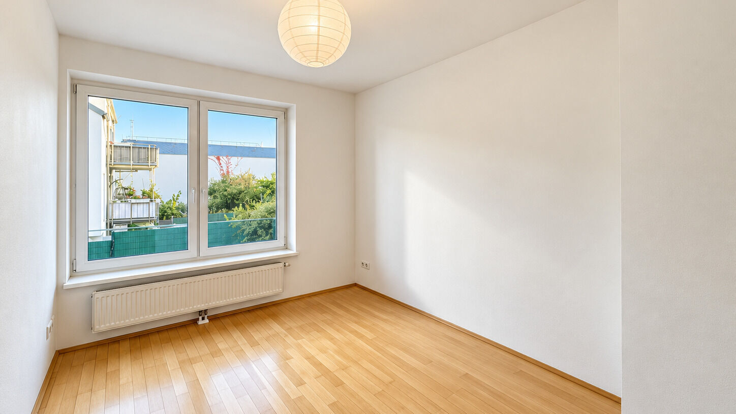 Heller leerer Raum mit Fensterblick
