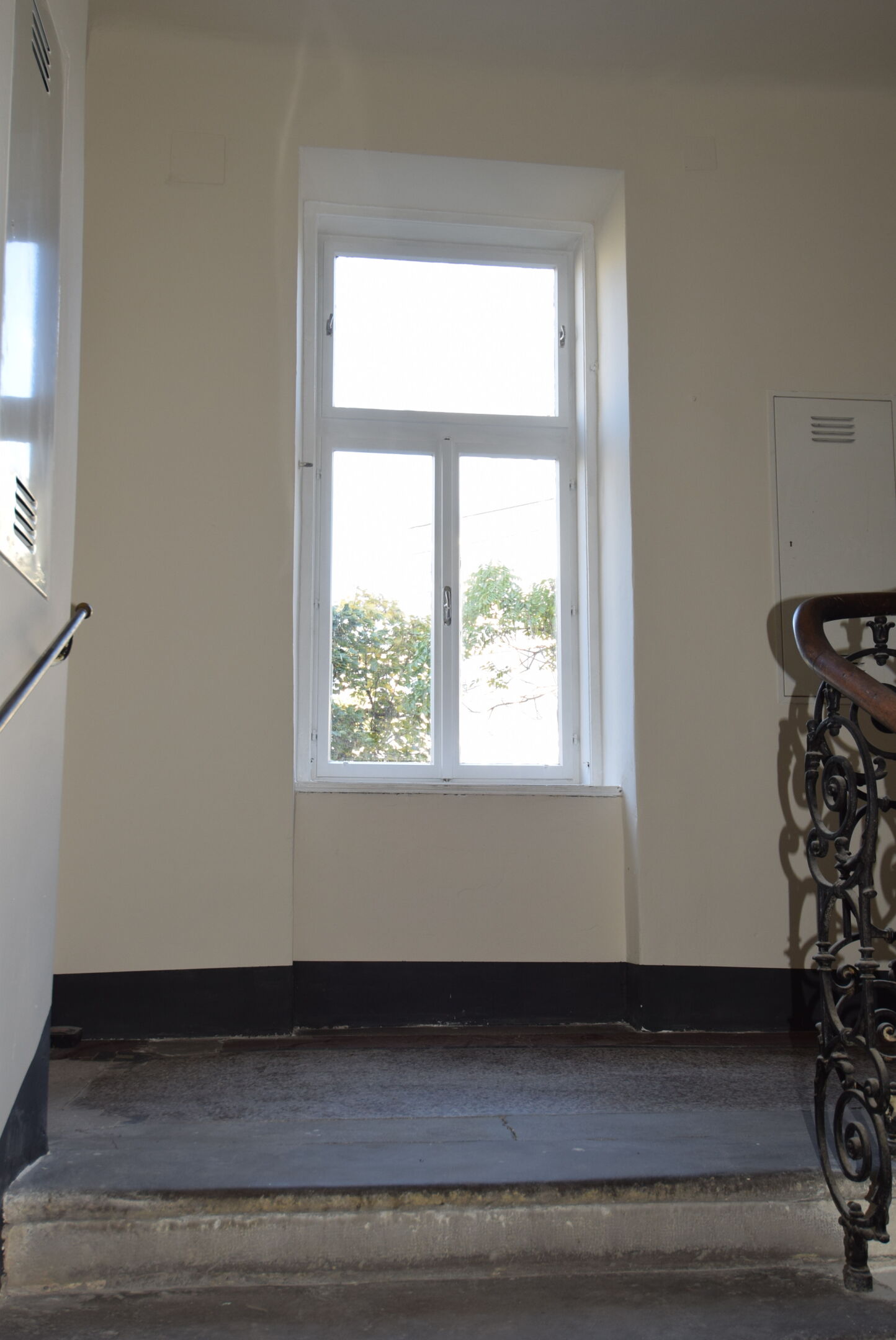 Stiegenhaus vor Wohnungseingangstür