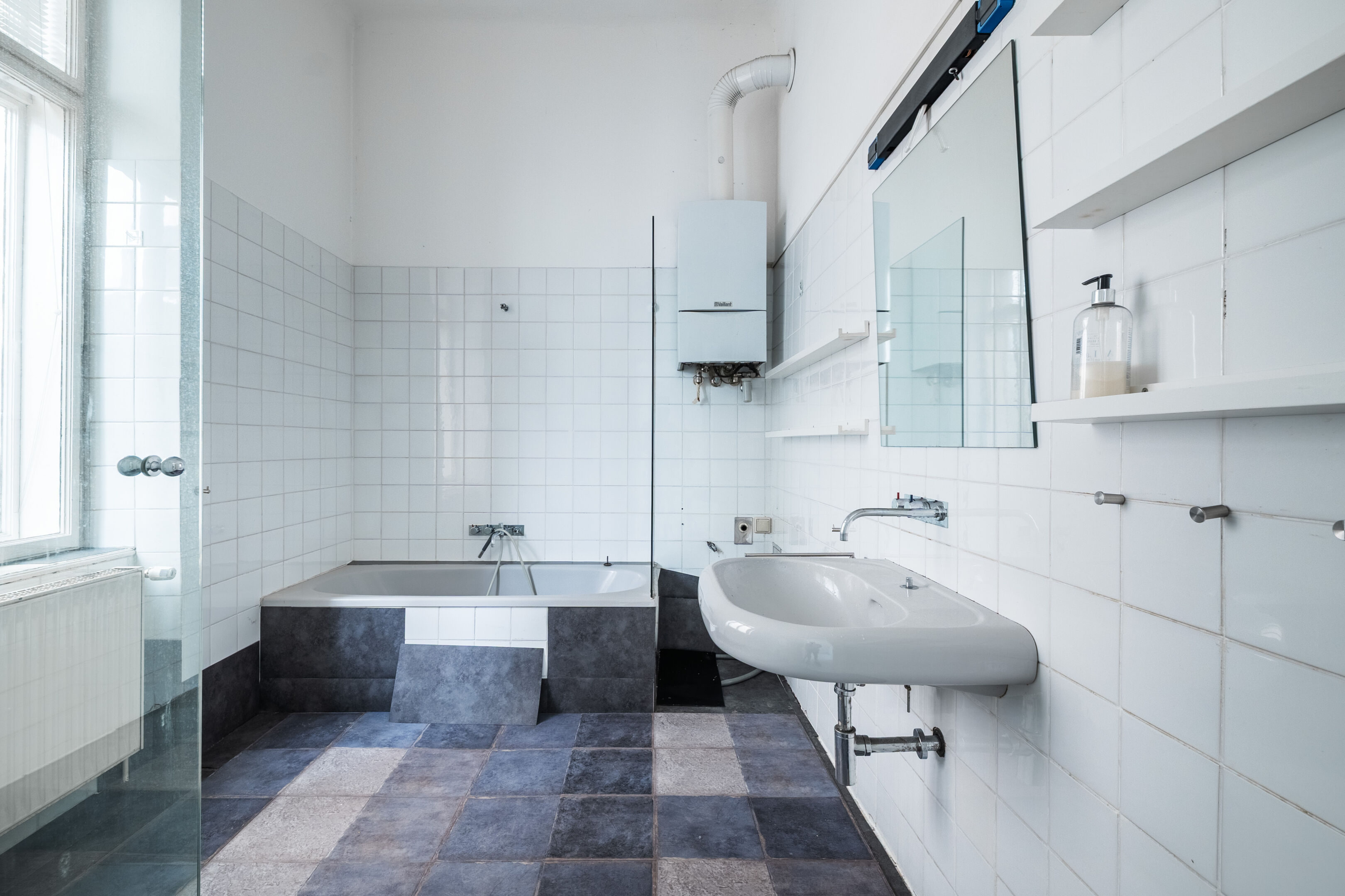 Badezimmer mit Fenster