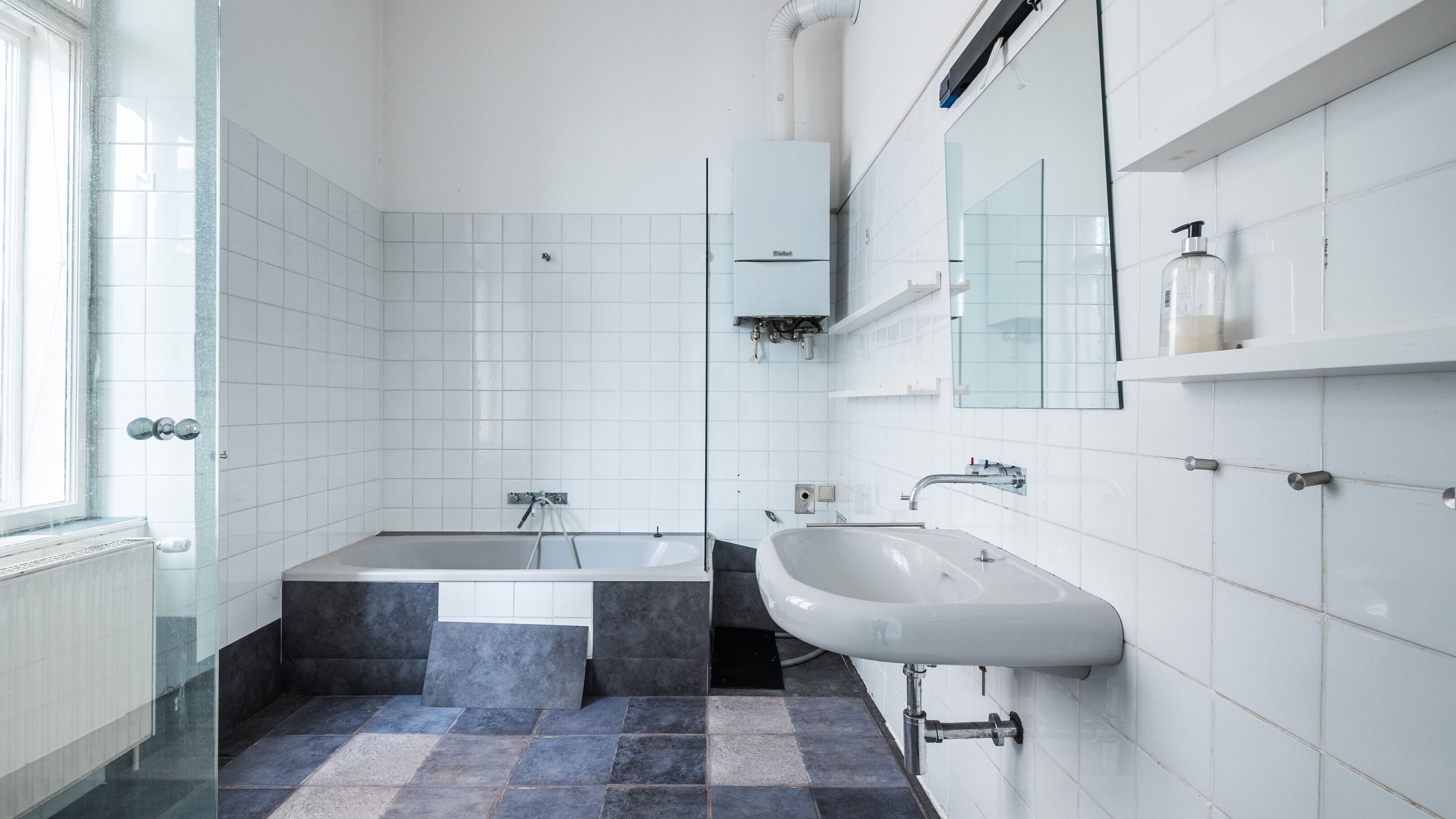 Badezimmer mit Fenster