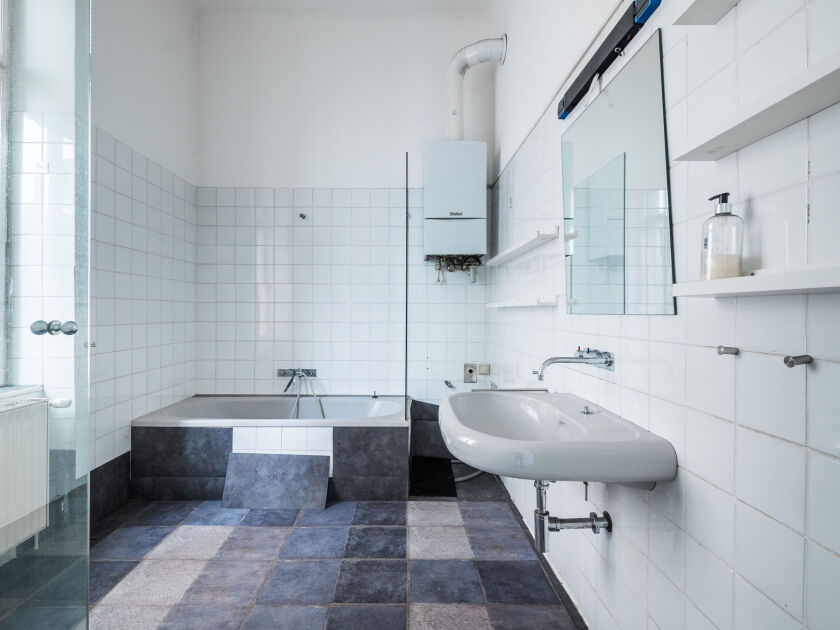 Badezimmer mit Fenster