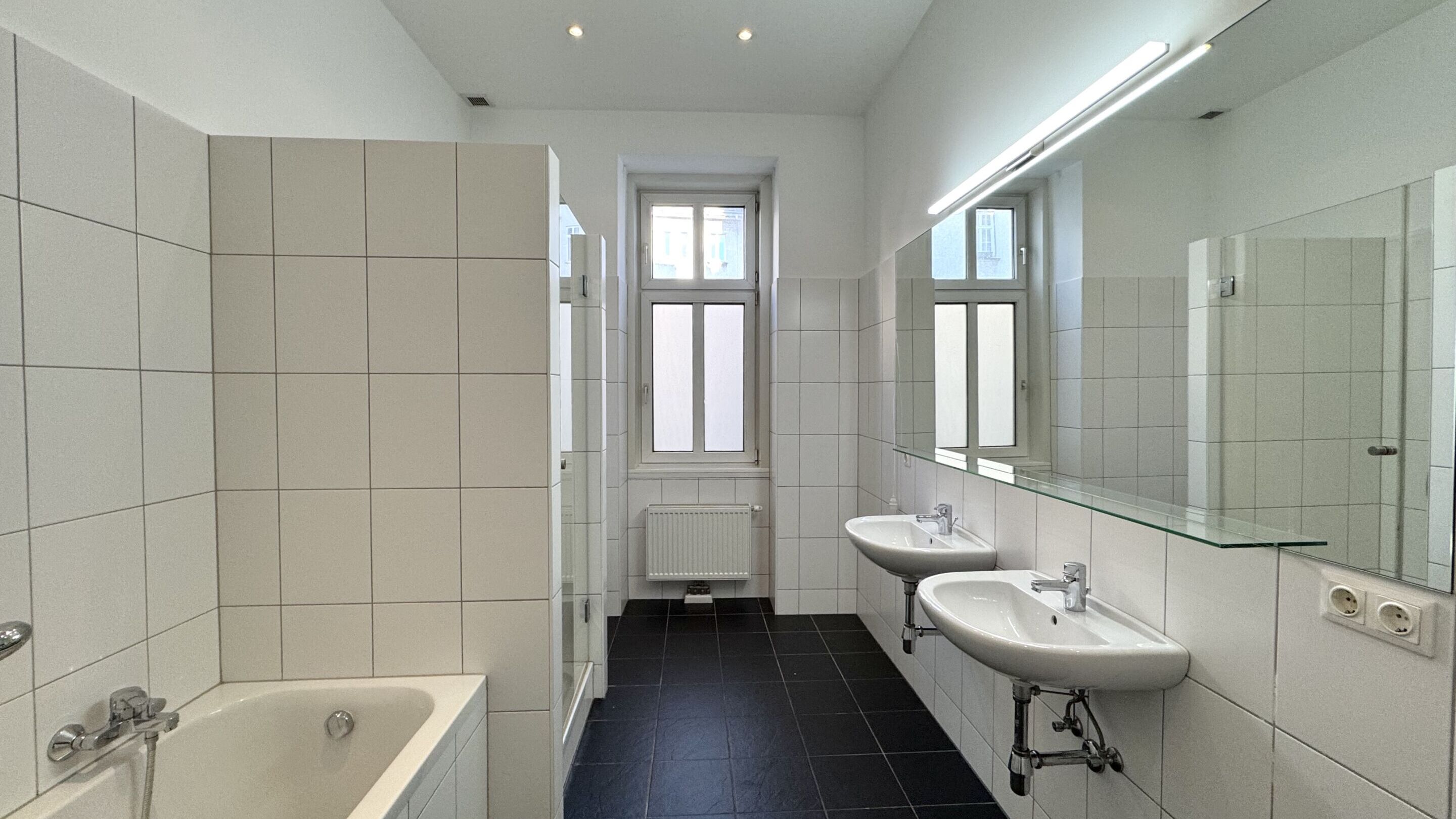 Badezimmer mit Fenster