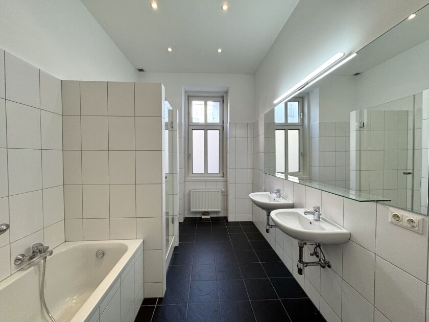 Badezimmer mit Fenster