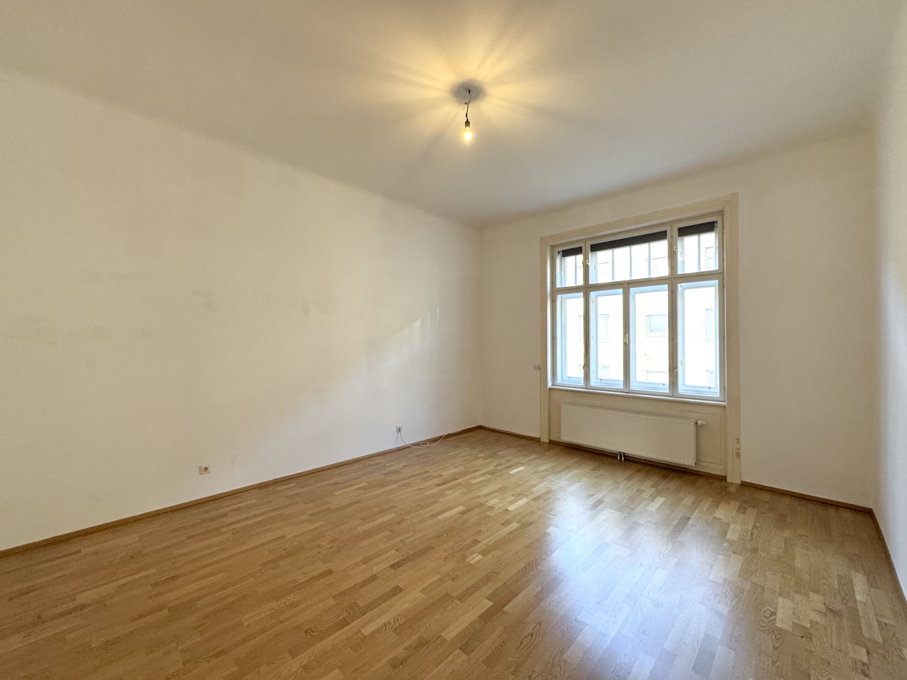 straßenseitiges Schlafzimmer