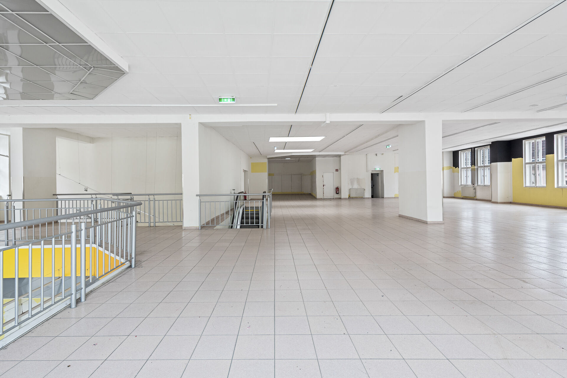Obergeschoß | Hauptraum mit Galerie | Blick in den Nebenraum