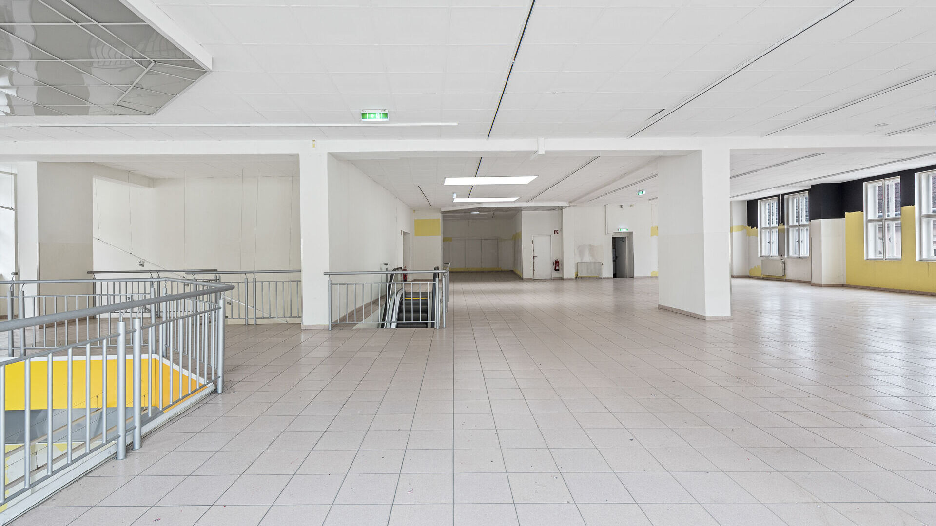 Obergeschoß | Hauptraum mit Galerie | Blick in den Nebenraum