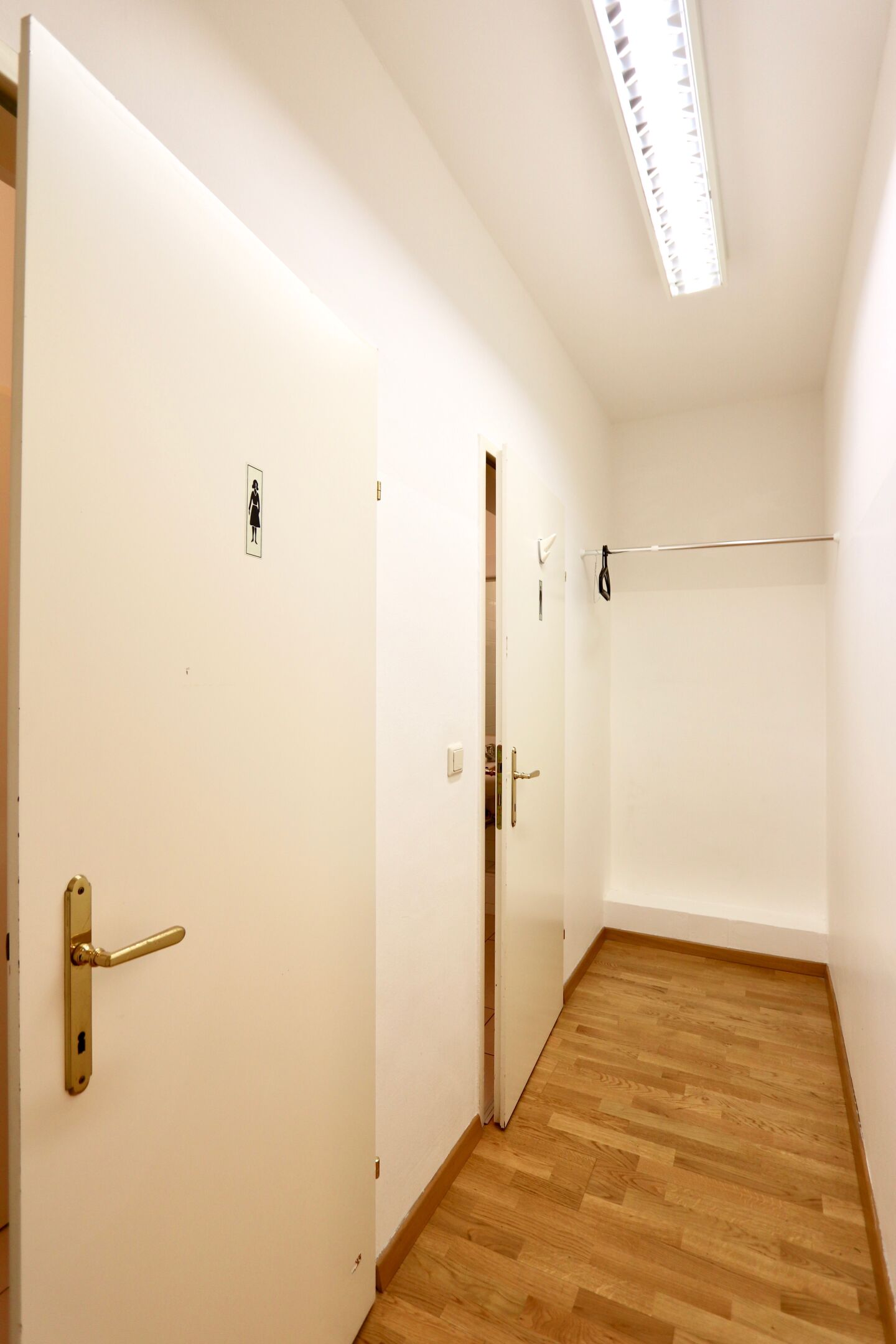 Toiletten und Garderobe