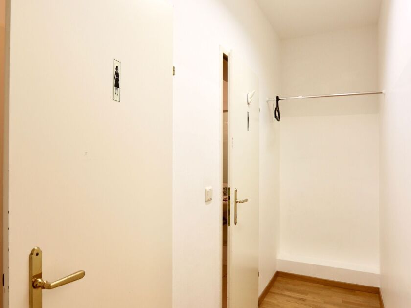 Toiletten und Garderobe