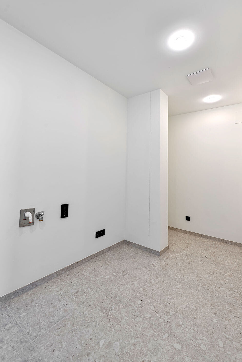 Abstellraum mit Waschmaschinenanschluss