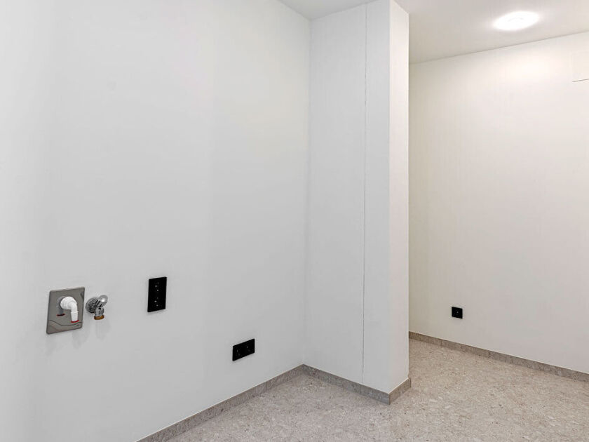 Abstellraum mit Waschmaschinenanschluss