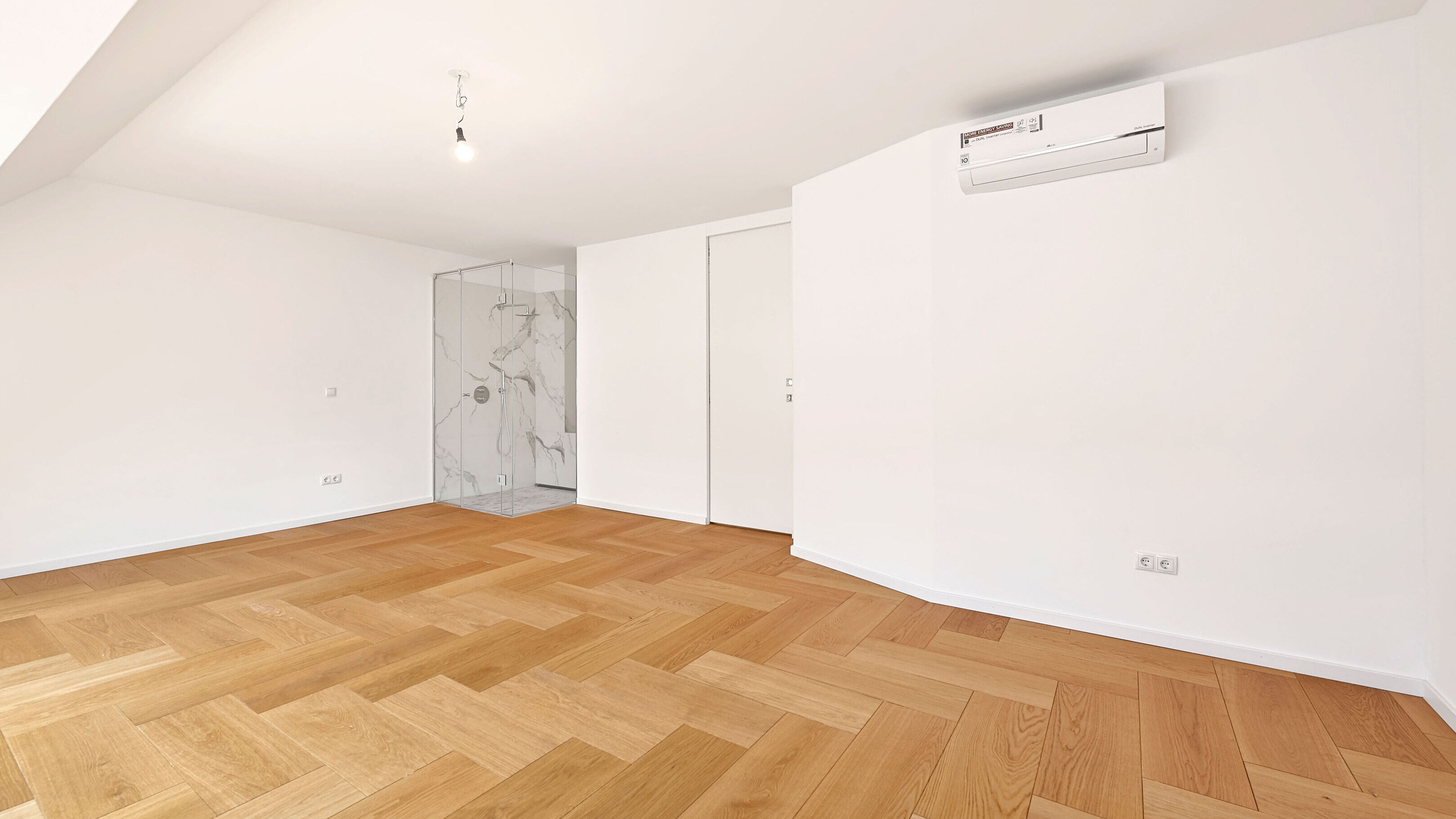 Schlafzimmer mit Walk-in-Dusche