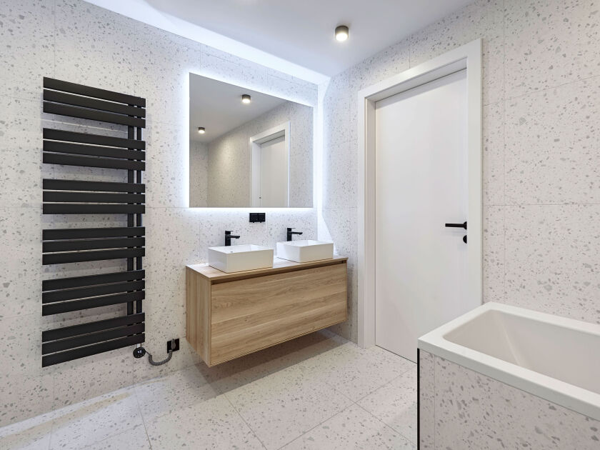 Bad mit WC, Wanne und Dusche