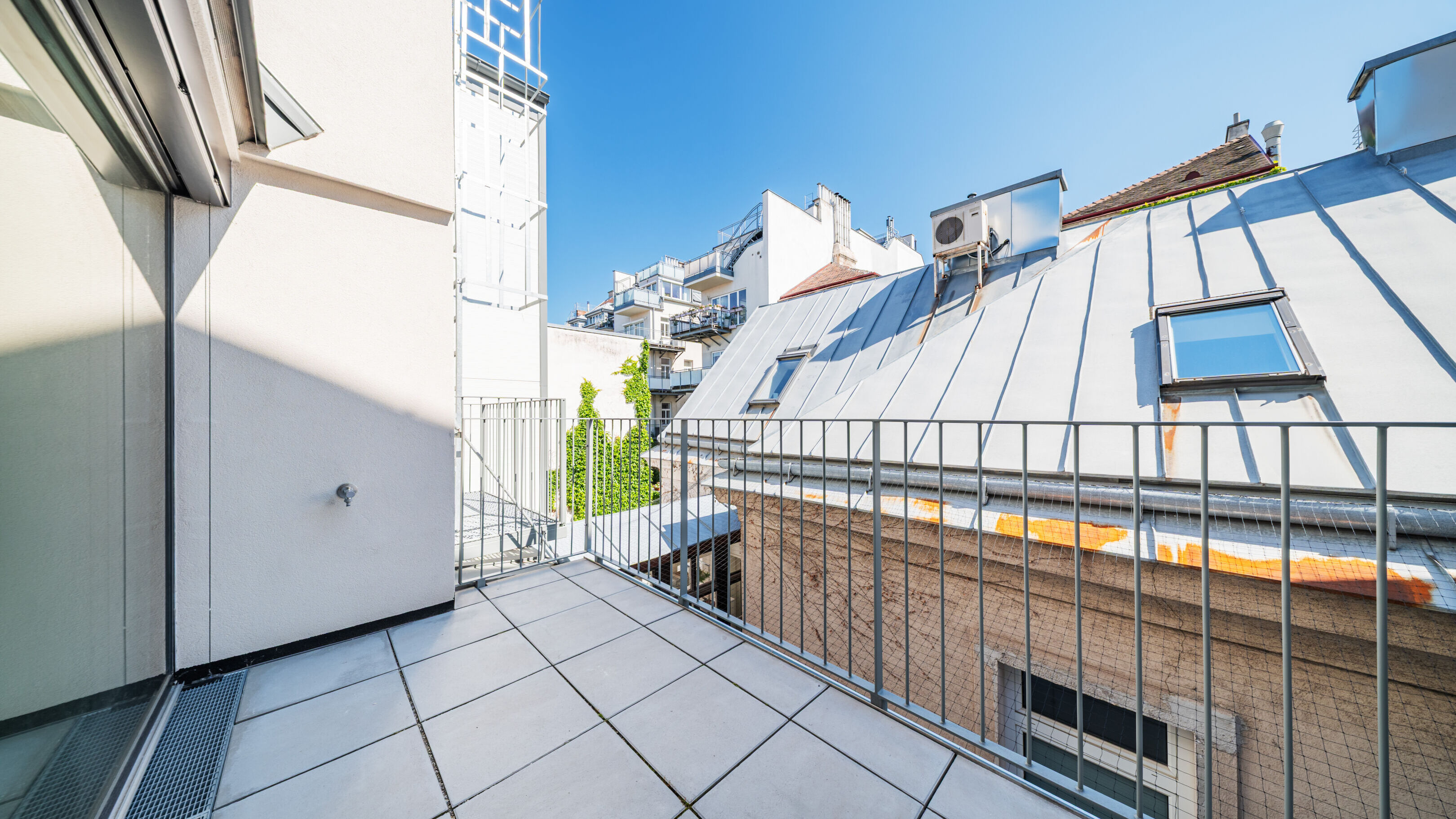 hofseitige Terrasse