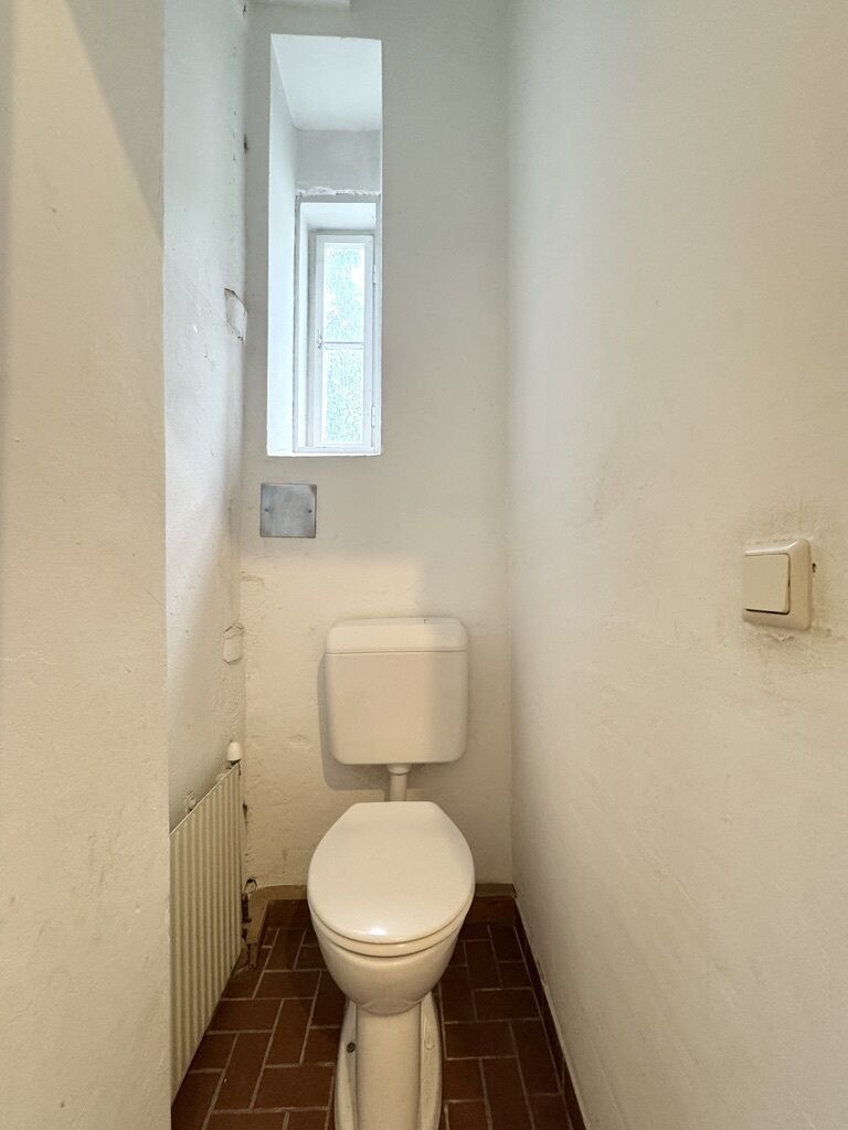 separates WC mit Fenster