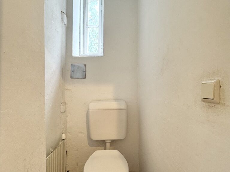 separates WC mit Fenster