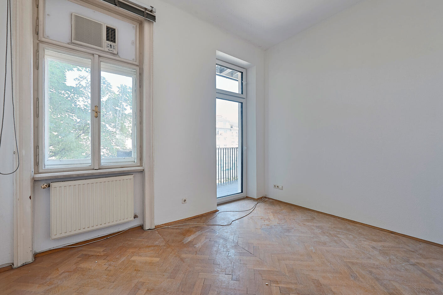 Zimmer mit Balkonausgang