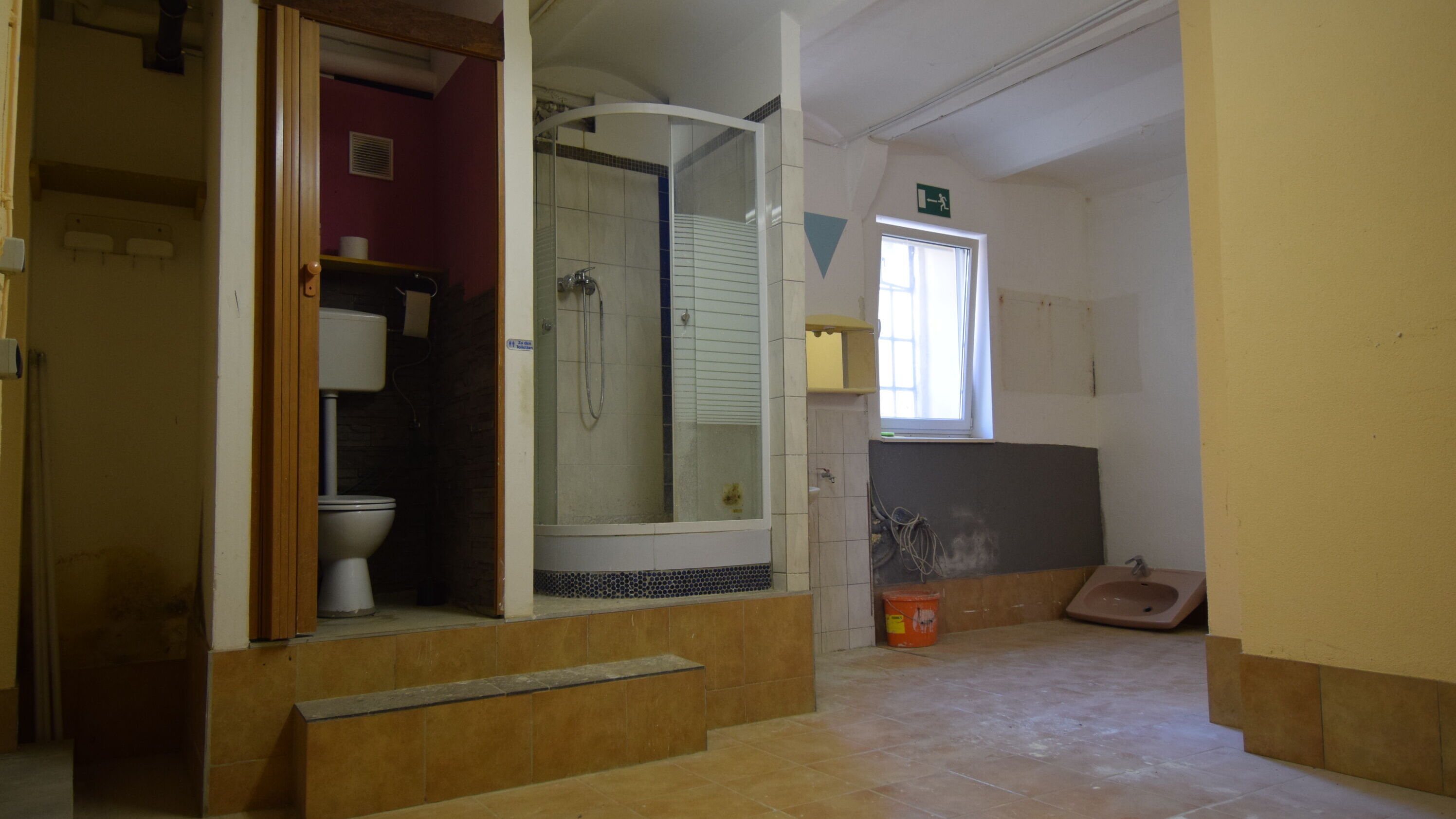 Raum 1 WC und Dusche
