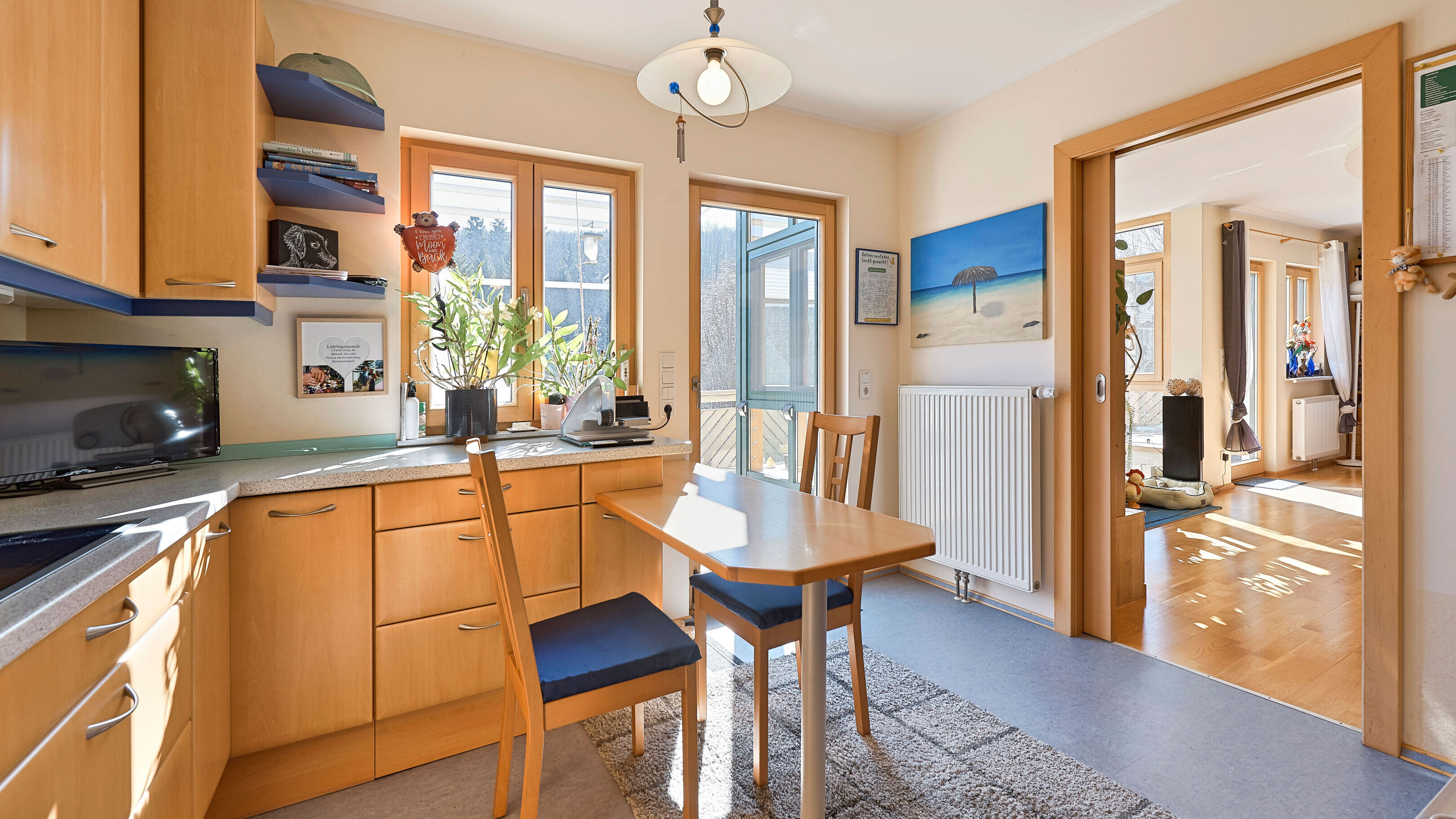 Küche mit Terrassenzugang