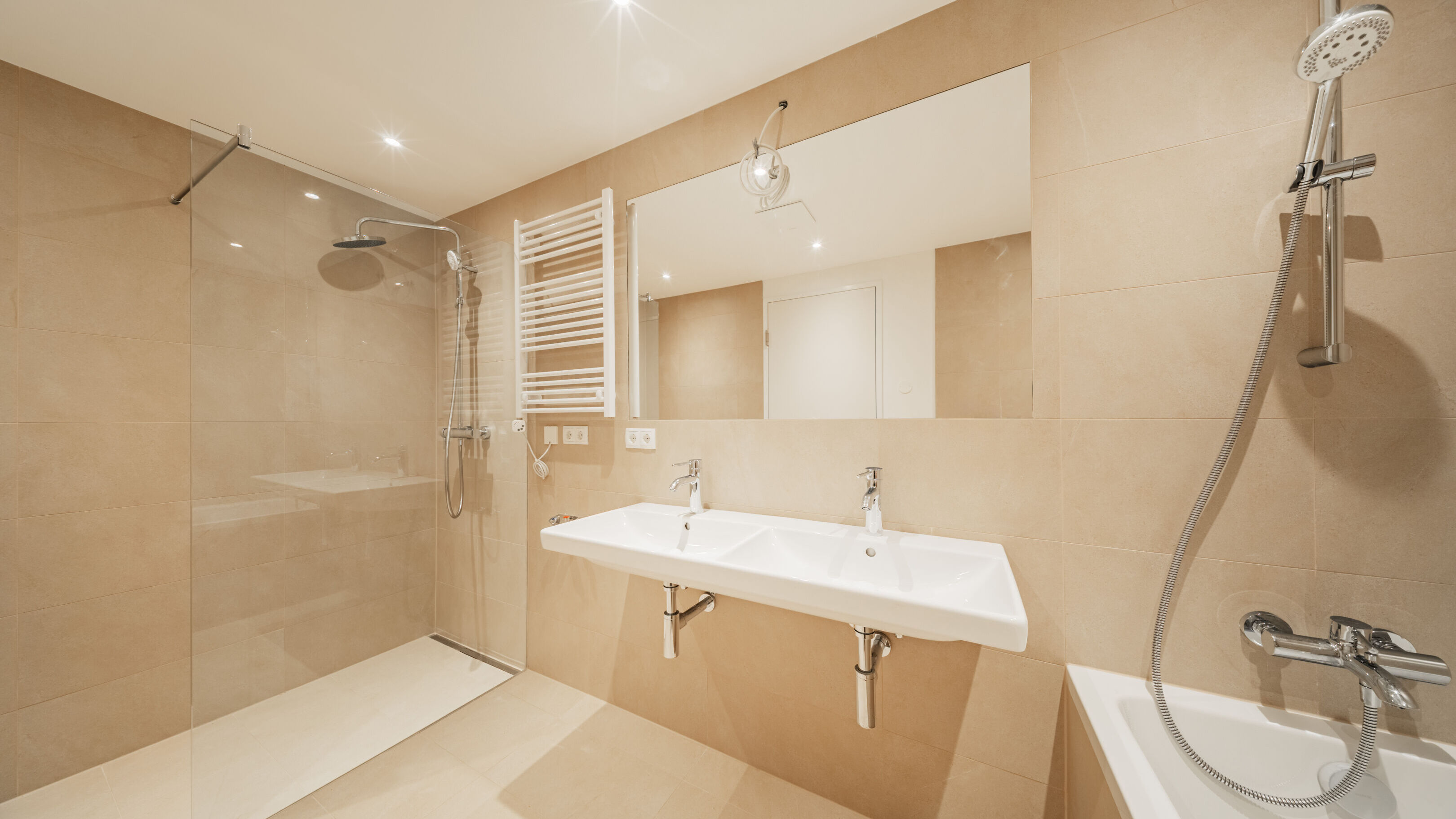 Bad mit Dusche und Wanne