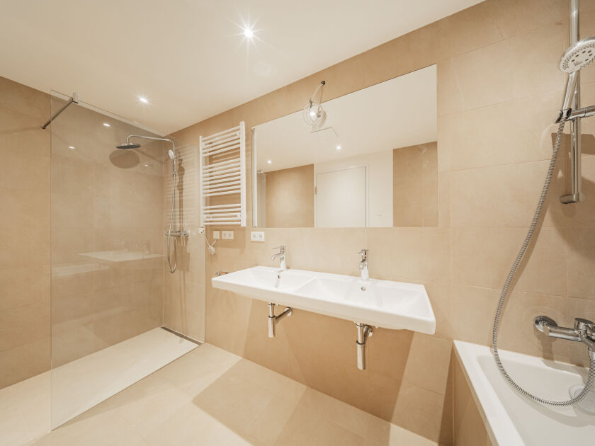 Bad mit Dusche und Wanne